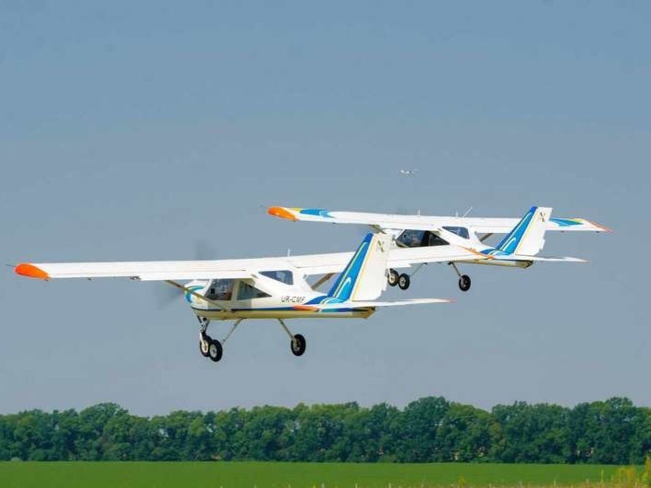 В Харькове курсанты-летчики учатся управлять легкомоторными самолетами. Фоторепортаж