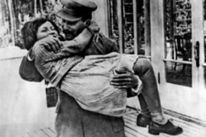 Историк Салливан считает, что дочь Сталина осуждала сталинский режим и одновременно понимала, что отец по-своему любил ее