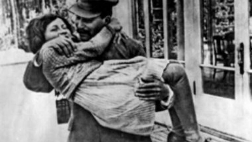 Историк Салливан считает, что дочь Сталина осуждала сталинский режим и одновременно понимала, что отец по-своему любил ее