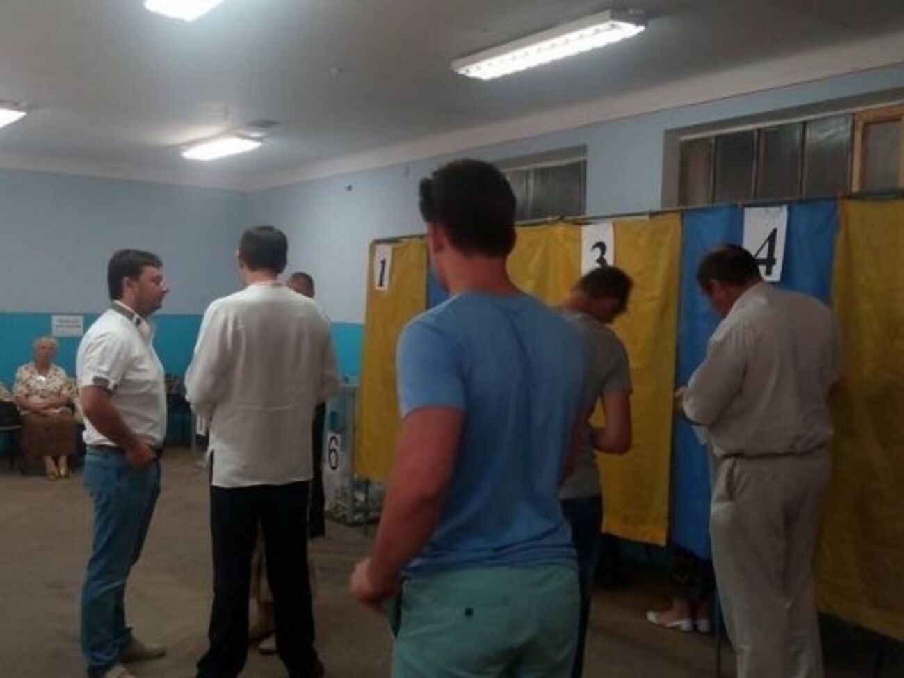 "Опора": Присутствие большого количества нардепов на избирательном участке противоречит законодательству