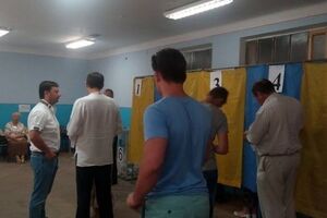 "Опора": Присутствие большого количества нардепов на избирательном участке противоречит законодательству