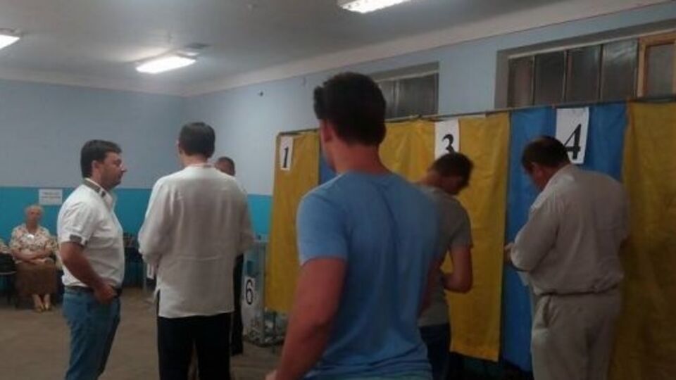 "Опора": Присутствие большого количества нардепов на избирательном участке противоречит законодательству