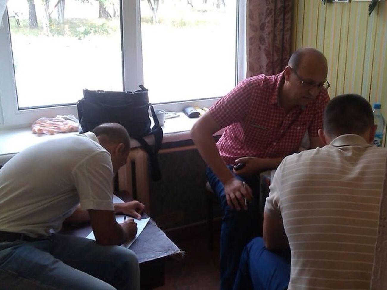 КИУ: Задержанные "журналисты" пишут текст, который им диктует оперативно прибывший адвокат