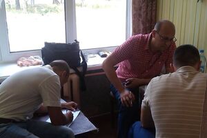 КИУ: Задержанные "журналисты" пишут текст, который им диктует оперативно прибывший адвокат