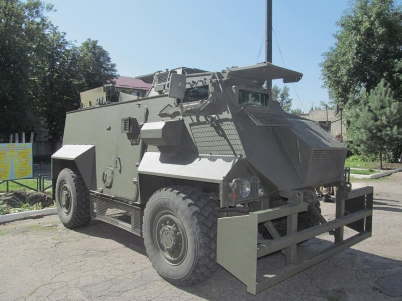 БТР Saхon будут использоваться при сопровождении военных колонн и перевозке личного состава