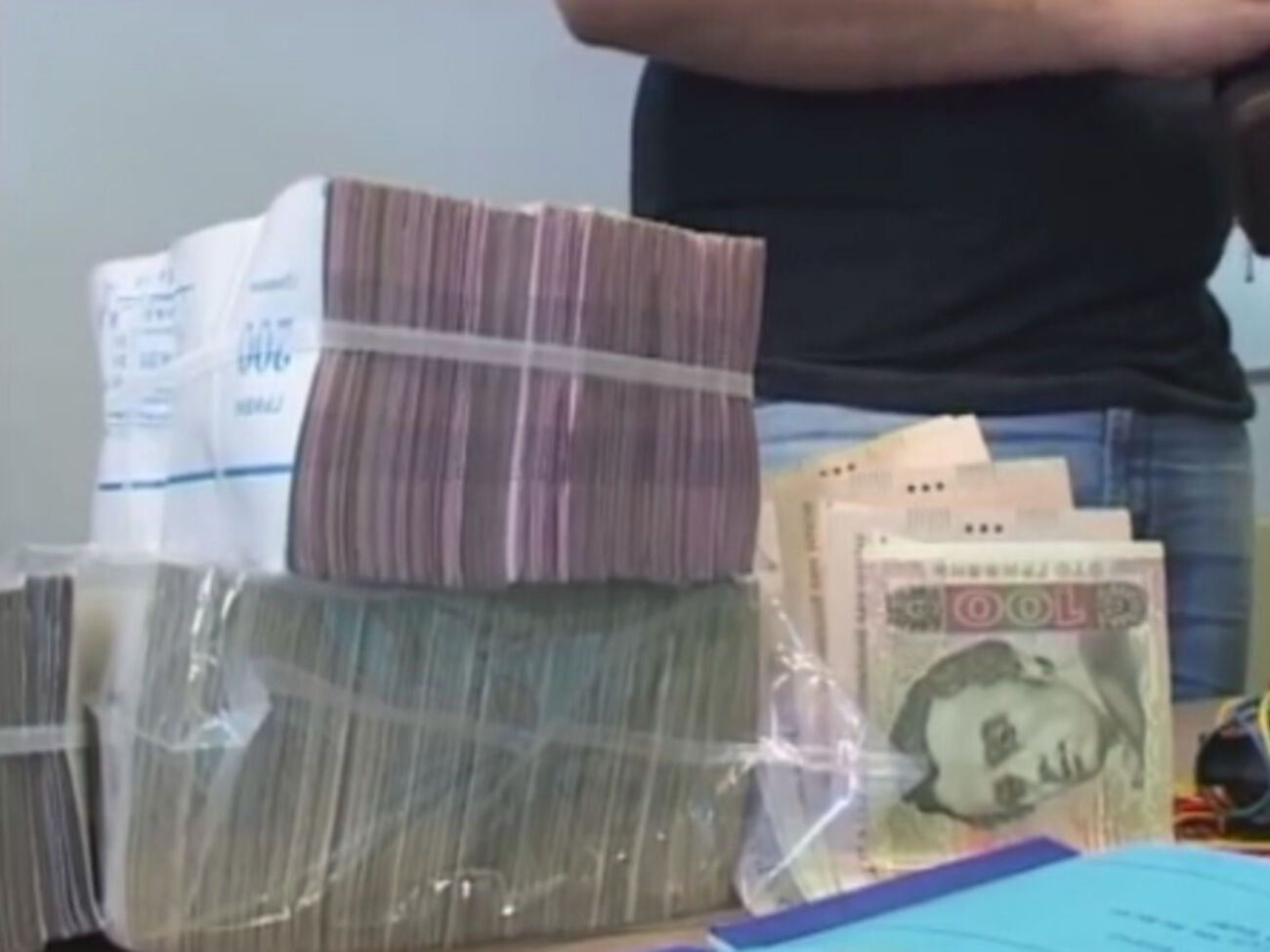 Ежедневно через конвертцентр в "тень" выводилось от 1,5 до 2 млн гривен