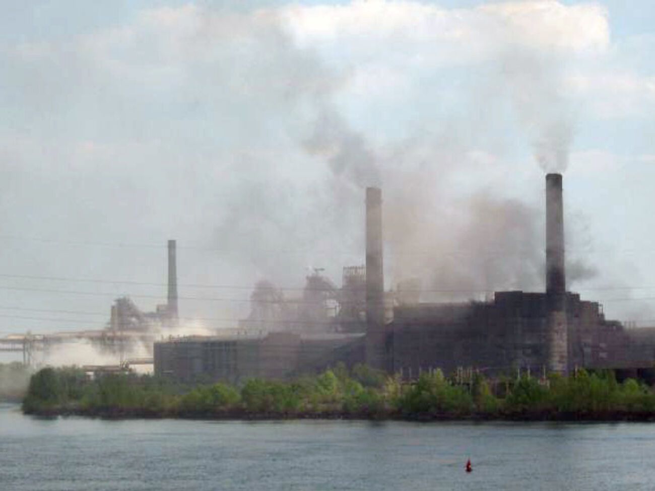 В доменном цехе №1 ДМК около 10.40 произошел порыв кожуха доменной печи в процессе разлива чугуна