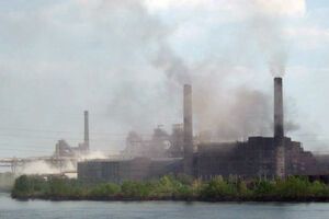 В доменном цехе №1 ДМК около 10.40 произошел порыв кожуха доменной печи в процессе разлива чугуна