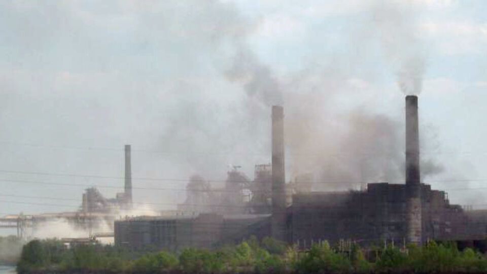 В доменном цехе №1 ДМК около 10.40 произошел порыв кожуха доменной печи в процессе разлива чугуна
