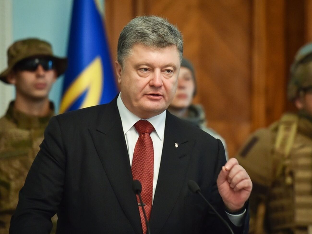 Петр Порошенко встретился с волонтерами в Минобороны