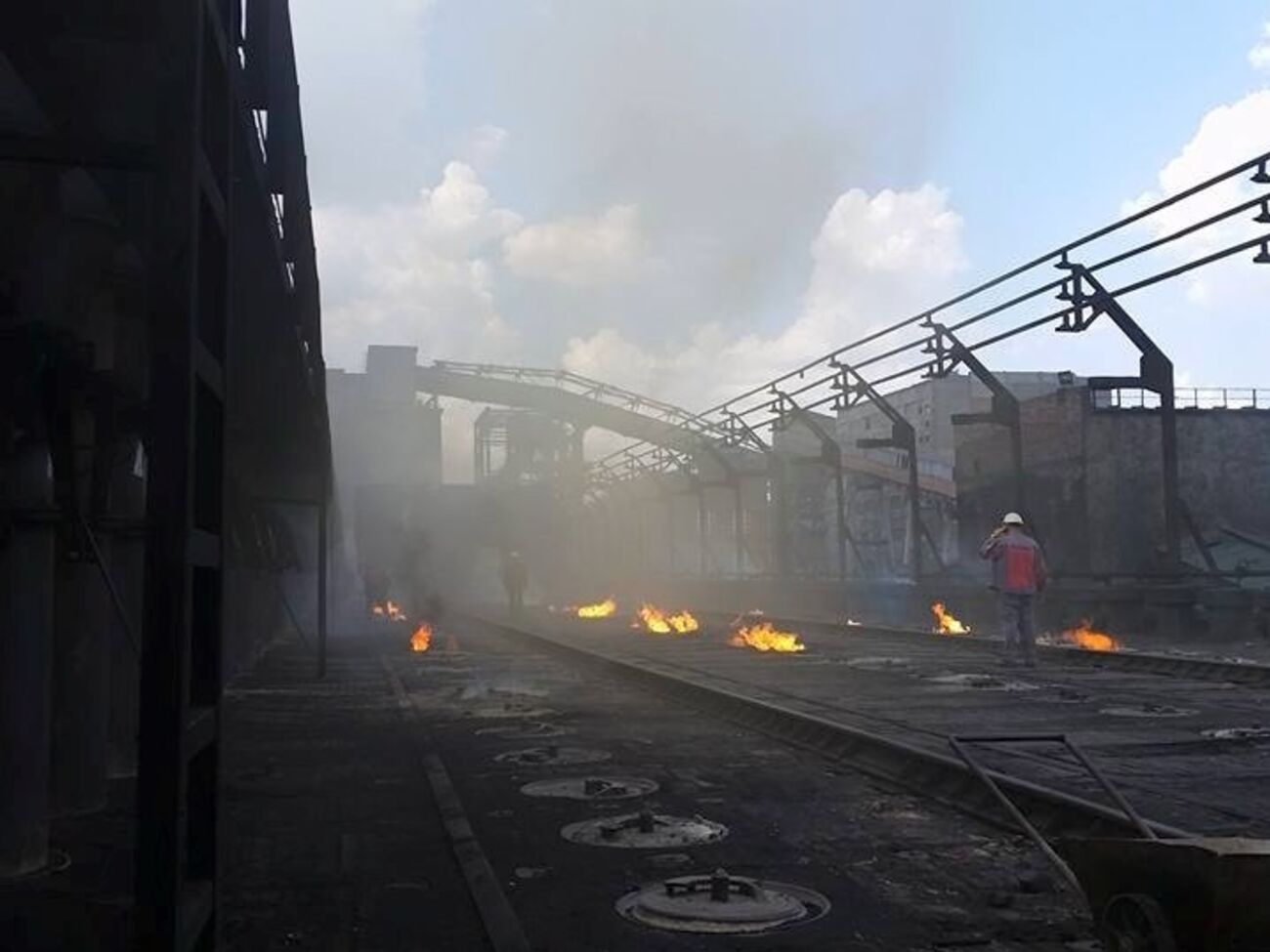 В результате обстрела Авдеевского коксохима на заводе перебиты железнодорожные пути. Фоторепортаж