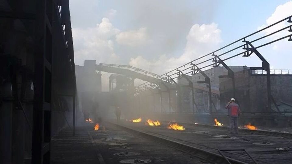 В результате обстрела Авдеевского коксохима на заводе перебиты железнодорожные пути. Фоторепортаж