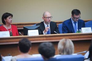 Яценюк о предстоящей реформе ГФИ и ГФС: Сократили количество – и увеличили заработную плату