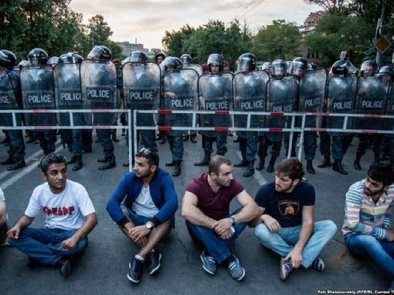 Число участников сидячего пикета в течение первых 24 часов не будет превышать 30 человек, в ходе второго дня --- 60 человек, в ходе третьего &ndash; 90 человек