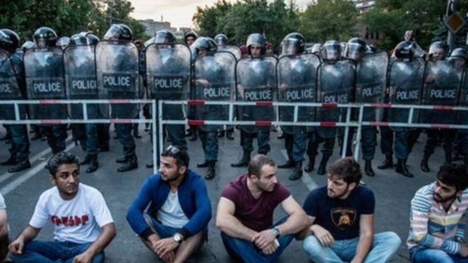 Число участников сидячего пикета в течение первых 24 часов не будет превышать 30 человек, в ходе второго дня --- 60 человек, в ходе третьего – 90 человек