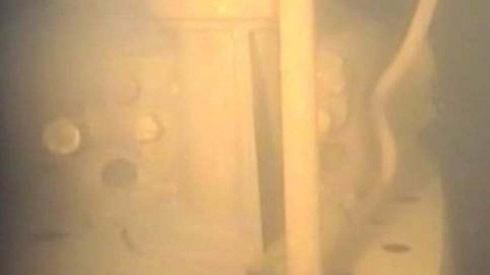 По словам шведских дайверов, обнаруженная ими подлодка около 20 м в длину и три --- в ширину