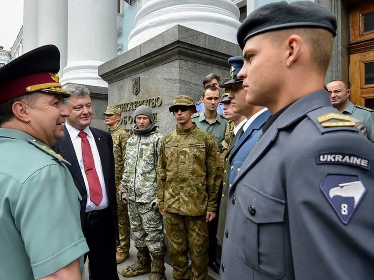 Президент и министр обороны осматривают образцы новой формы украинской армии