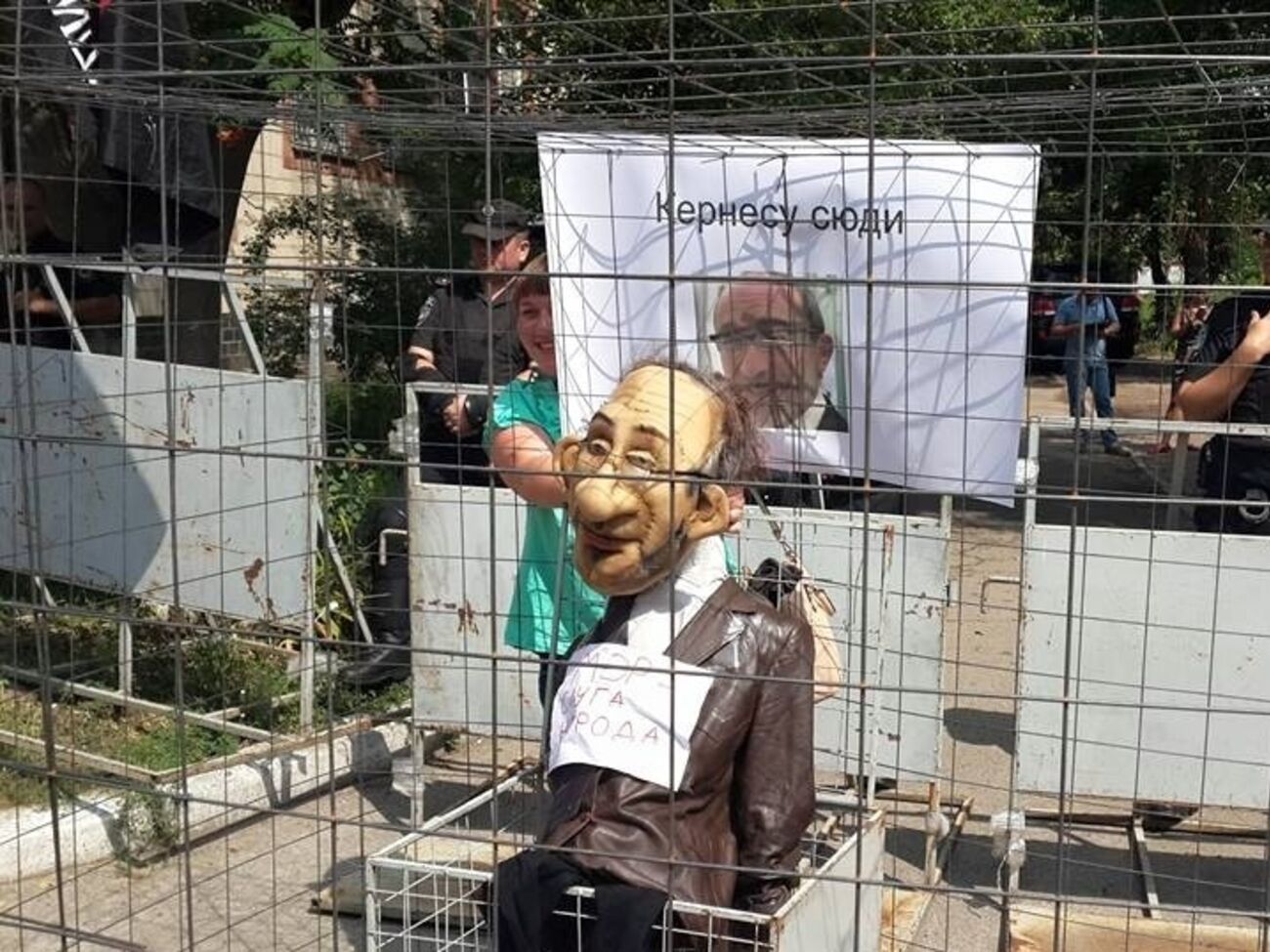 Возле суда в Полтаве чучело Кернеса посадили в клетку. Фоторепортаж