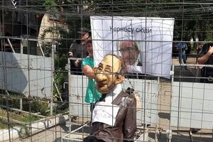 Возле суда в Полтаве чучело Кернеса посадили в клетку. Фоторепортаж