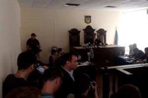 Активисты Автомайдана утверждают, что заседание перенесли на месяц, поскольку судья уходит в отпуск