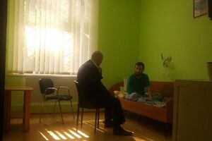 Юрий Тандит общается с Евгением Ерофеевым в киевском госпитале