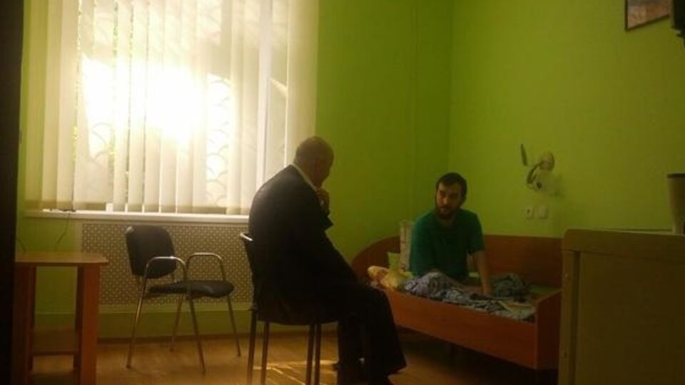 Юрий Тандит общается с Евгением Ерофеевым в киевском госпитале