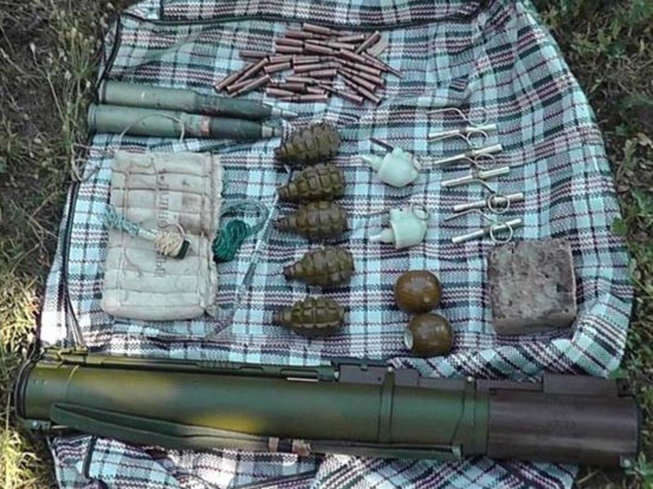 Работники СБУ изъяли у задержанного гранатомет, гранаты, тротил, порох и патроны