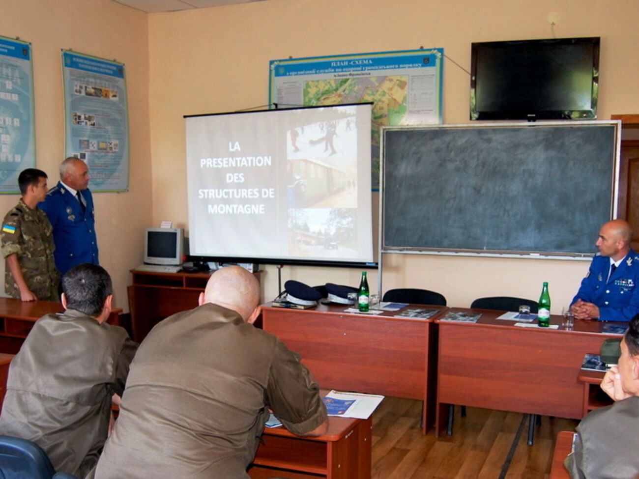Представители жандармерии ознакомили гвардейцев с историей создания, структурой и задачами, которые возложены на горные подразделения Румынии