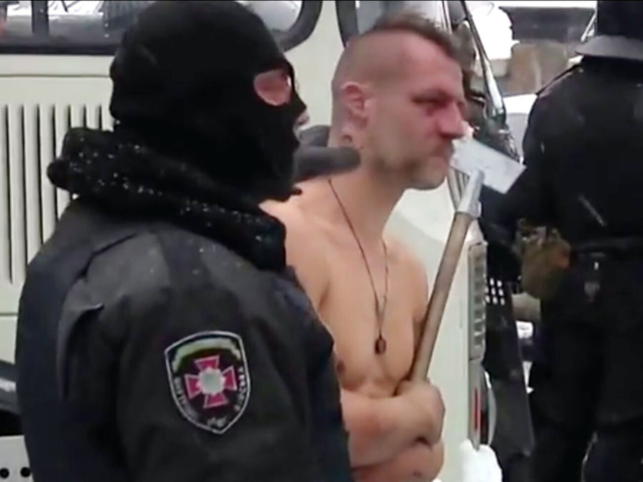 Экс-командир харьковского "Беркута" заставляет раздетого Михаила Гаврилюка на морозе держать ледоруб, пока его фотографируют