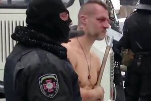 Экс-командир харьковского "Беркута" заставляет раздетого Михаила Гаврилюка на морозе держать ледоруб, пока его фотографируют