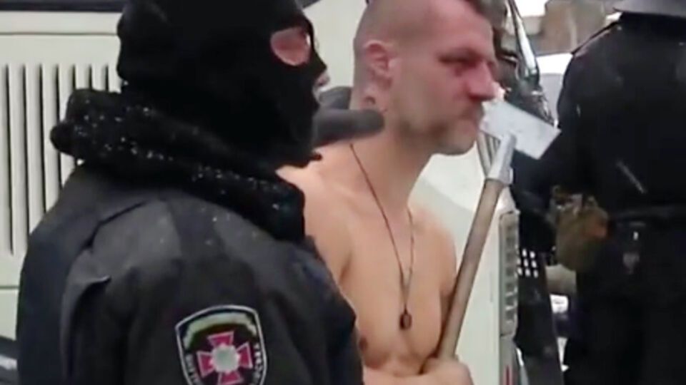Экс-командир харьковского "Беркута" заставляет раздетого Михаила Гаврилюка на морозе держать ледоруб, пока его фотографируют