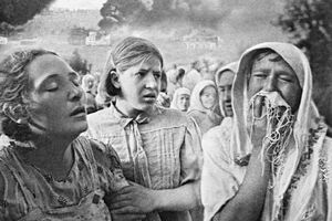 Жители покидают свои разрушенные после бомбардировки дома. Киев, июнь 1941