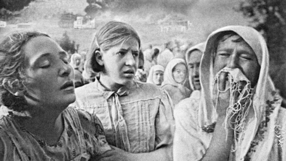 Жители покидают свои разрушенные после бомбардировки дома. Киев, июнь 1941