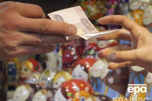 В ближайшие дни рубль может еще больше обесцениться, считают эксперты