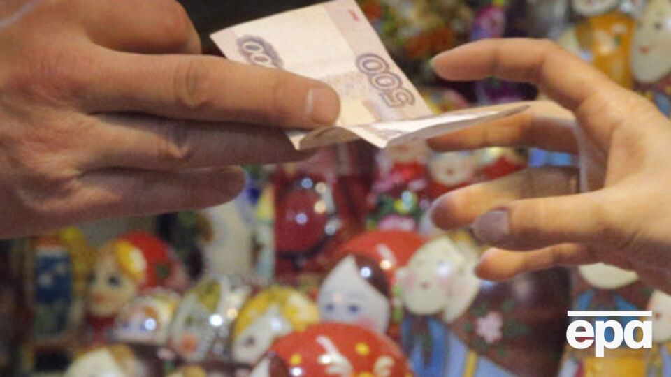 В ближайшие дни рубль может еще больше обесцениться, считают эксперты