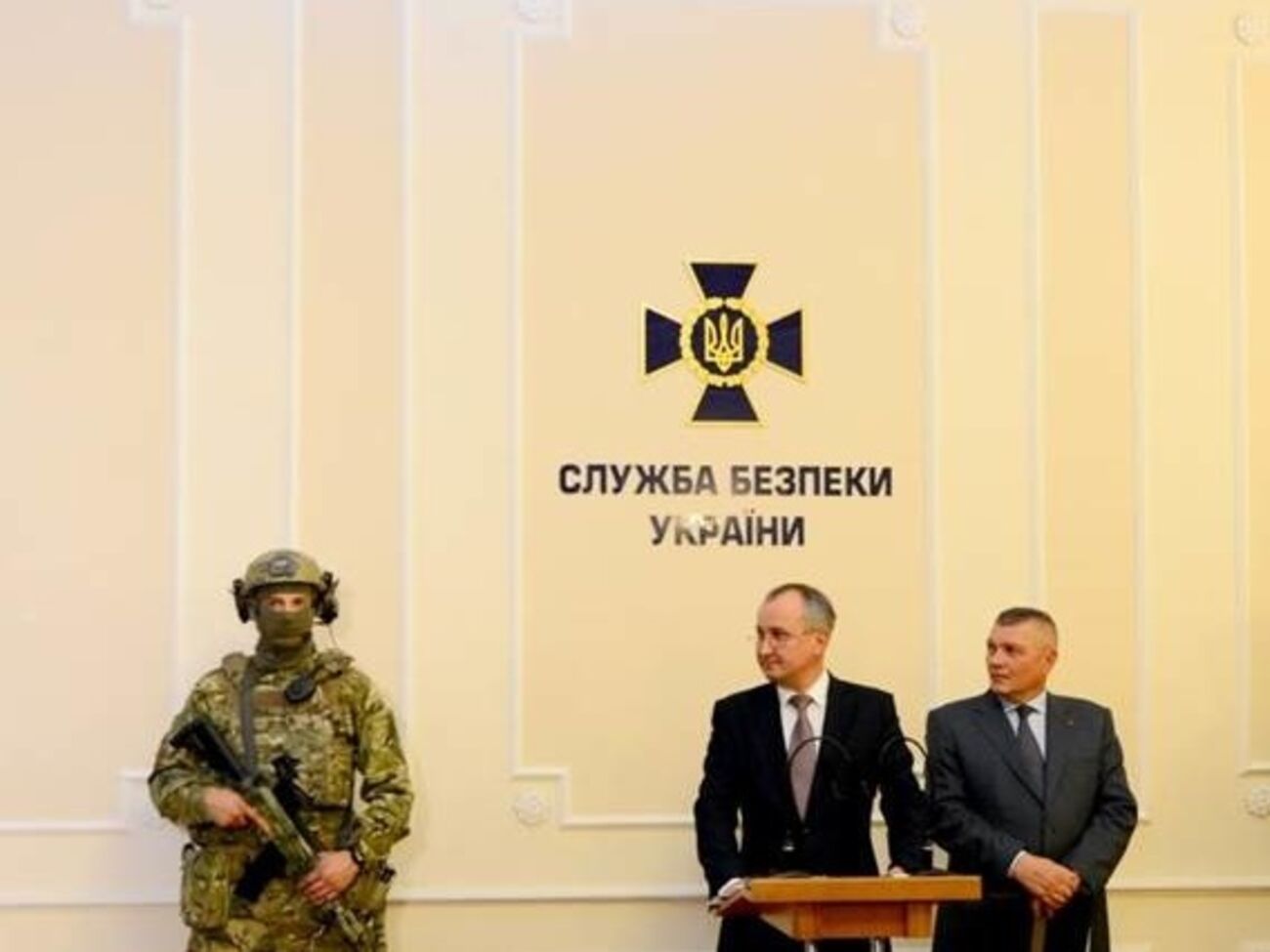 Василий Грицак (в центре) рассказал, что боевики пытались выкупить задержанного российского военного