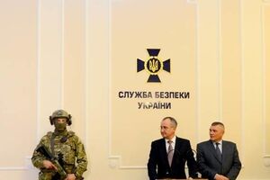 Василий Грицак (в центре) рассказал, что боевики пытались выкупить задержанного российского военного