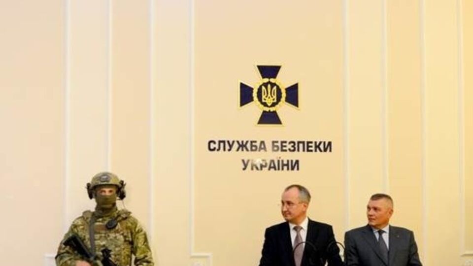 Василий Грицак (в центре) рассказал, что боевики пытались выкупить задержанного российского военного