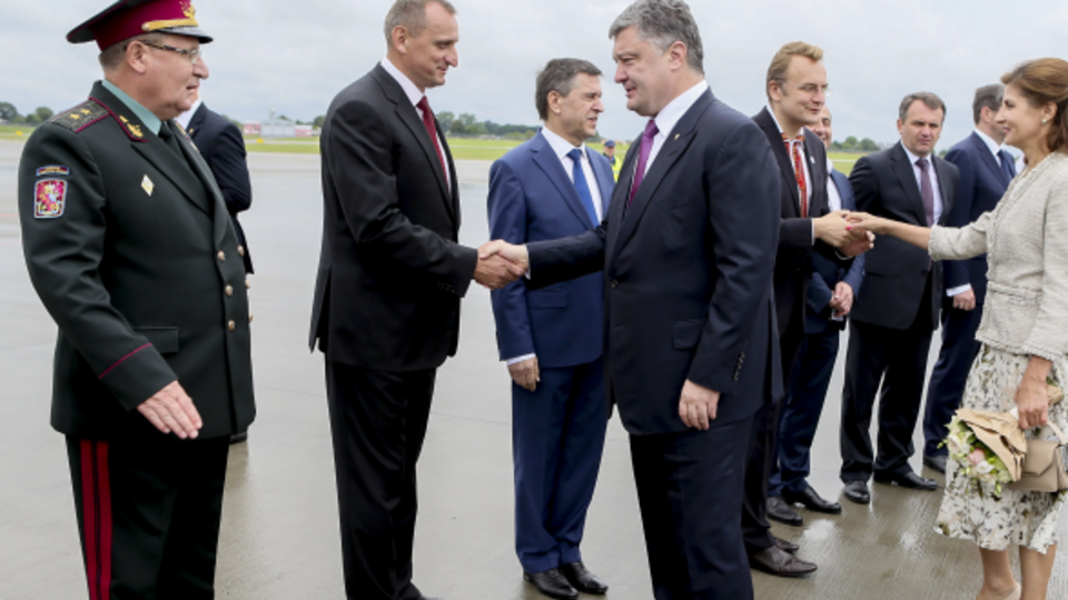 Порошенко: Над неконтролируемым участком украинско-российской границы должен был возвращен украинский государственный суверенитет