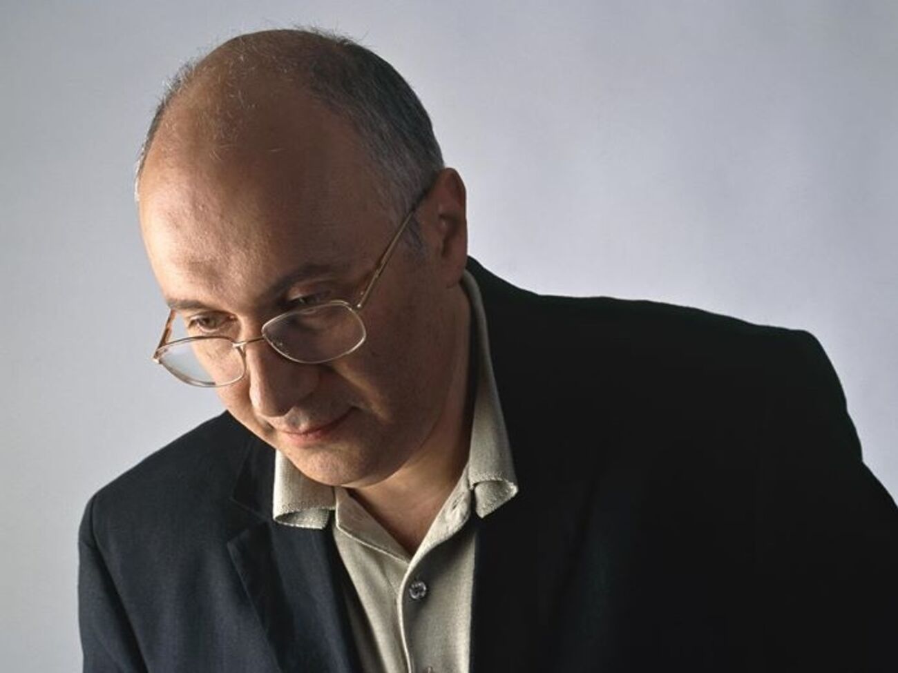 Матвей Ганапольский: Когда, преисполненный гнева, хочешь обвинить политиков в том, что они скупают голоса, возникает вопрос: а почему граждане позволяют себя покупать?