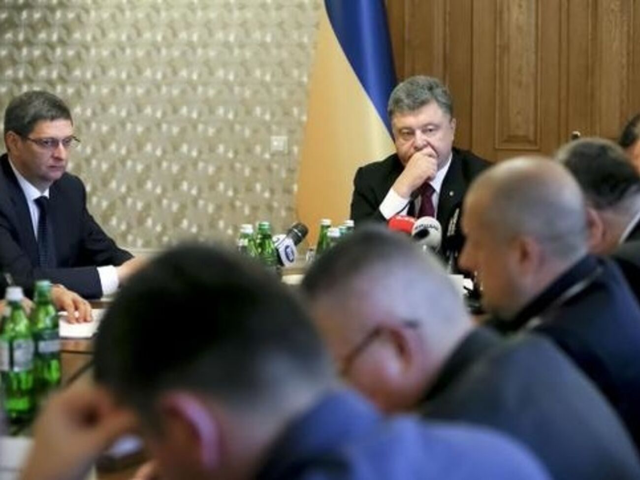 Петр Порошенко призвал решить проблему с незаконной добычей янтаря