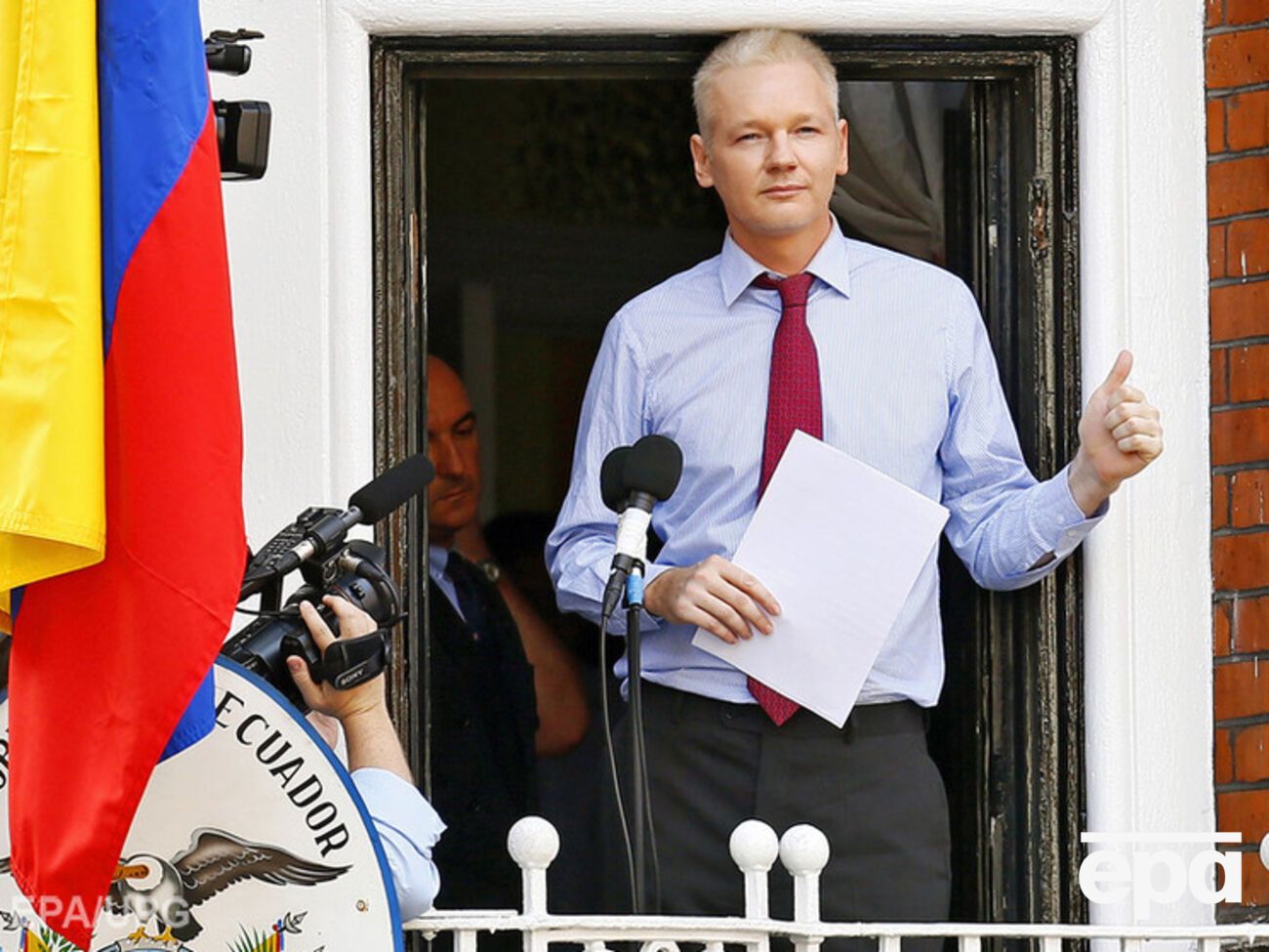 Ассанж попросил убежища во Франции, но ему отказали