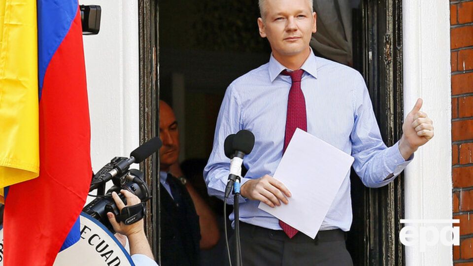 Ассанж попросил убежища во Франции, но ему отказали