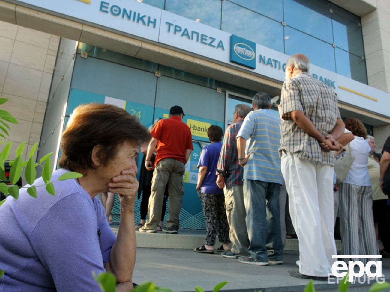 Греки по всей стране снимают наличные деньги из банков