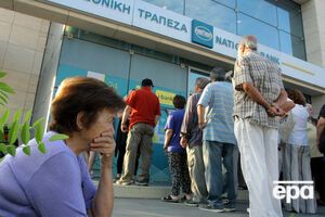 Греки по всей стране снимают наличные деньги из банков