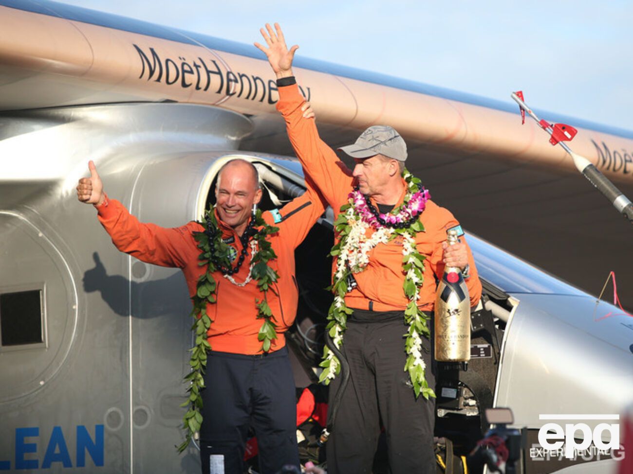 Вылетев из Японии, Боршбери&nbsp;удачно приземлил самолет на Гавайях