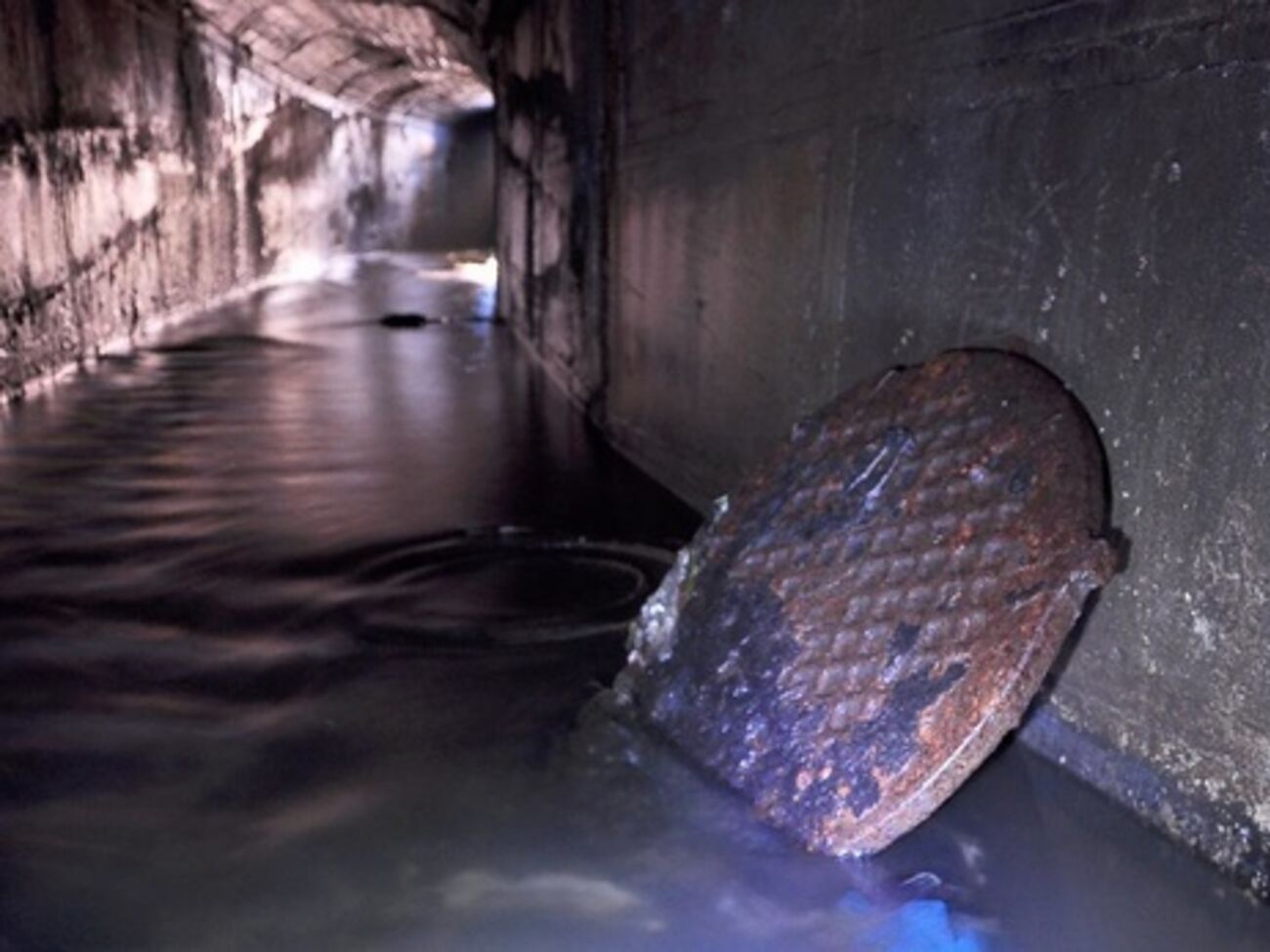 ГСЧС: Расследованием гибели людей в канализации занимаются правоохранители