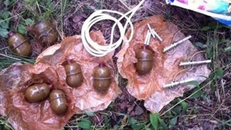 СБУ: В пакете, от которого пытался избавиться один из задержанных, оказались семь гранат РГД-5 с запалами