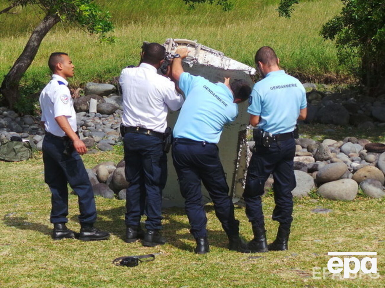 Найденный в Индийском океане обломок самолета