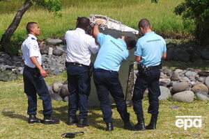 Найденный в Индийском океане обломок самолета